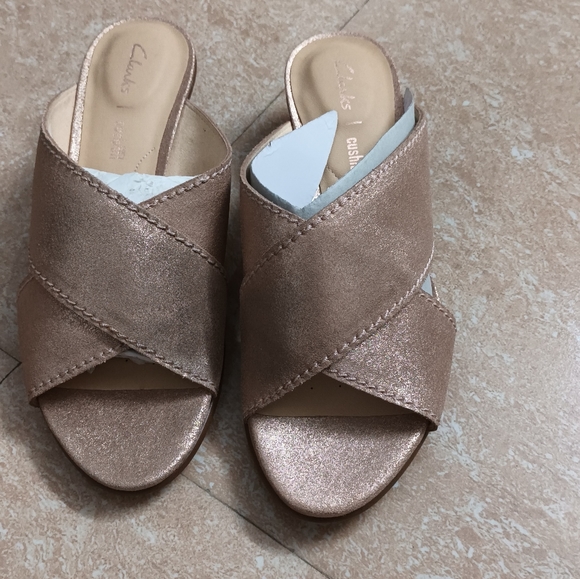 Clarks nude pink...1500 rs from freeup